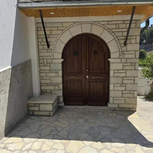 Hazmurat Hotel，位于吉诺卡斯特的酒店