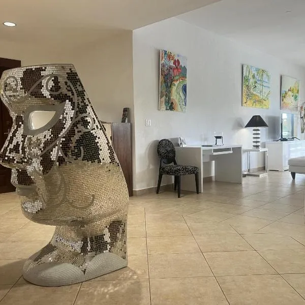 Luxury Marina & Sea View Condo at Porto Cupecoy St Maarten，位于Lowlands的酒店