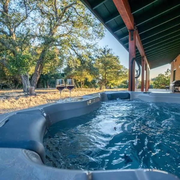 Country Cowboy Hot Tub Hideaway on 20 Acres，位于博雷戈斯普林斯的酒店