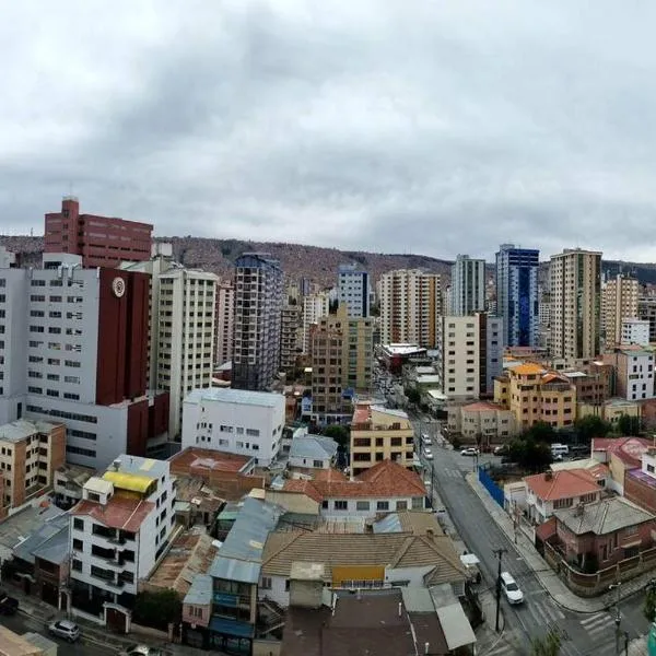 Miraflores departamento céntrico, amplio, hermosas vistas, dúplex 3 dormitorios，位于Chijini的酒店