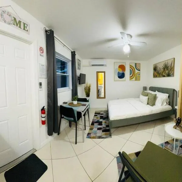 Studio with Terrace Near Hard Rock-Patio，位于Fleetwood Manor的酒店