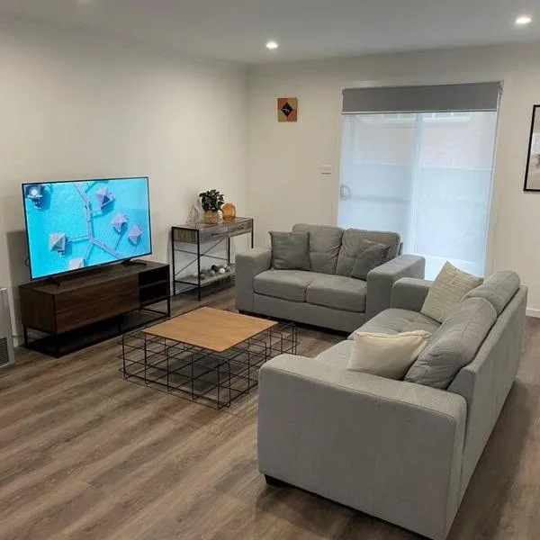 New 3 bedroom house in Cooma，位于库马的酒店
