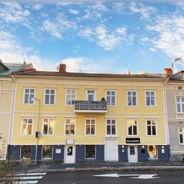 Sekelskiftescharm i Hjärtat av Strömstad, 4 bäddar - Historic Charm, for 4 Guests，位于斯特伦斯塔德的酒店