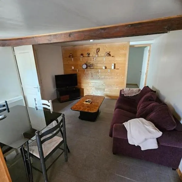 la chêneraie appart Hérisson，位于伊素的酒店