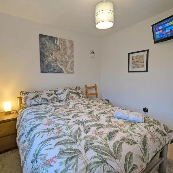 Bright Double Room, Smart TV, 5 Minute Walk from Train Station，位于埃杰顿的酒店