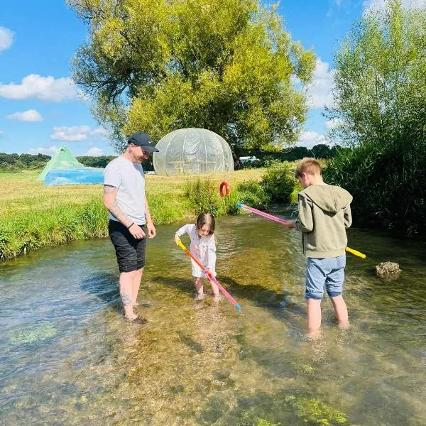 Hertford Farm riverside Bring your tent inc firepit bbq activities，位于赫特福德的酒店