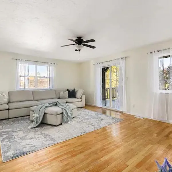 Spacious 4 bedrooms, 5 beds home - 3 Minutes to Downtown Moncton，位于蒙克顿的酒店