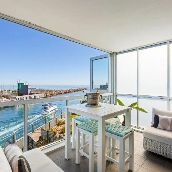 Azure Bliss - Majestic Apartment on the Water，位于安全海滩的酒店