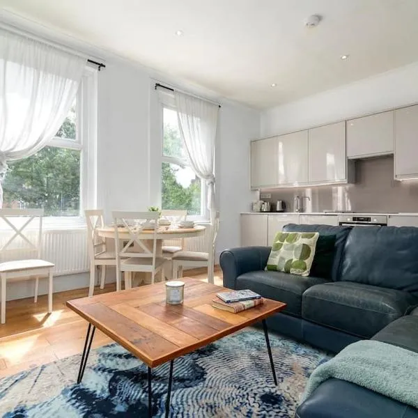 Modern Spacious 2 Bedroom Flat near Richmond Park，位于伦敦的酒店