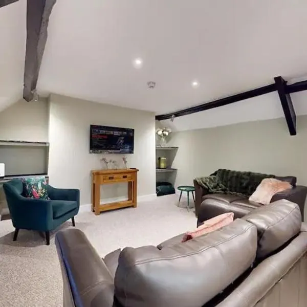 4 Bed Apartment- With Cosy Pub - Food/Drink 10%off，位于庞蒂浦的酒店