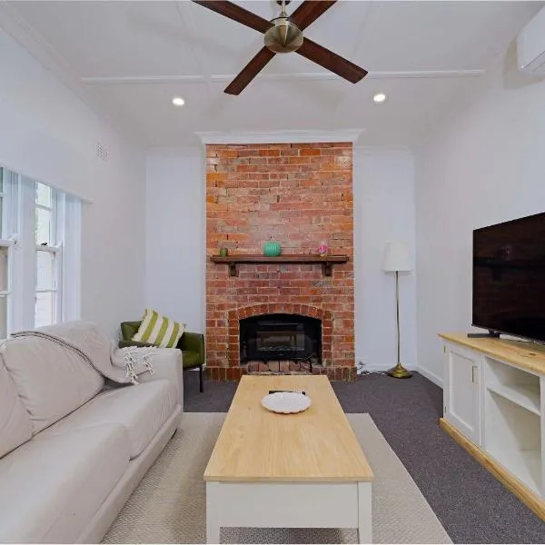 Manuka Village - Sleeps 8 - Free parking x 4，位于金斯顿的酒店