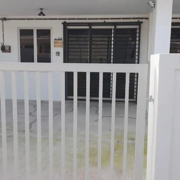 Rest & Go Homestay Tiara Sendayan，位于Dusun Bawang的酒店