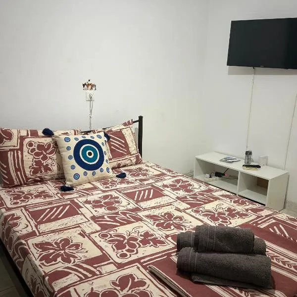 SMALL AND COMFORTABLE APARTMENT VATHI SAMOS，位于Vathý的酒店