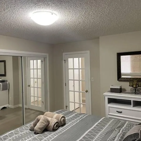 Chris Cozy Condo Commonwealth #107 Edmonton，位于埃德蒙顿的酒店