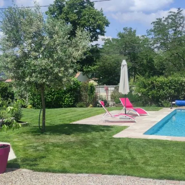 Duplex Girondin avec Piscine,位于Izon的酒店