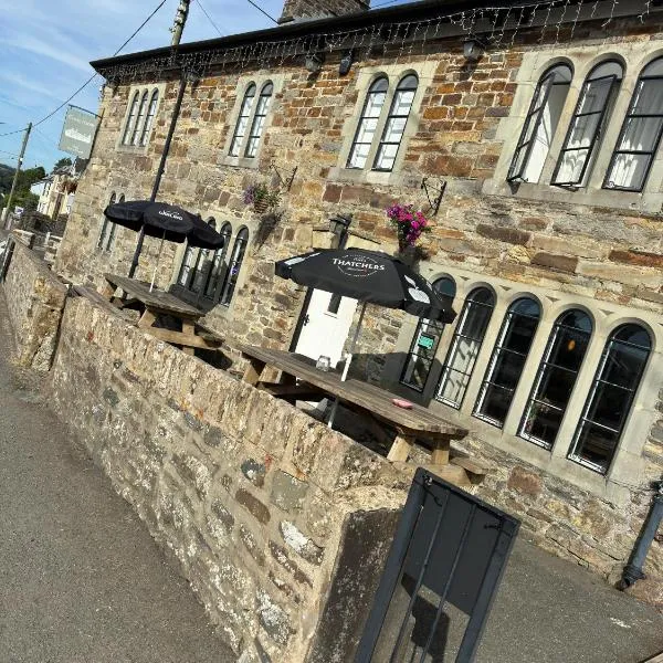 Cross Hands Hotel，位于Llanybydder的酒店