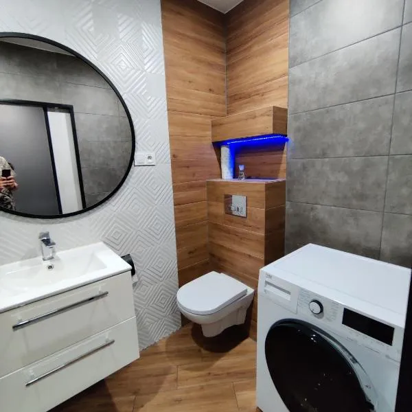 WYPOSAŻONY APARTAMENT, 11 KM SZLAKIEM NA ŚNIEŻKĘ, otoczony górami i spokojem，位于科瓦雷的酒店