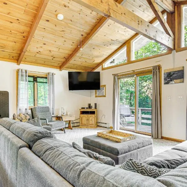 Peaceful Highland Lake Home with Kayaks, Dock Access，位于Bridgton的酒店