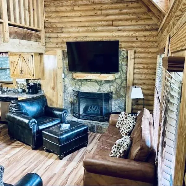 Rustic Black Bear Cabin，位于鸽子谷的酒店