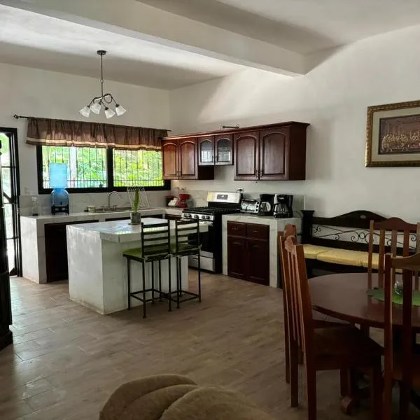 Casa cerca del aeropuerto Peten，位于弗洛勒斯的酒店