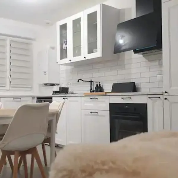 Chambre calme dans une maison neuve avec jardin，位于Billère的酒店