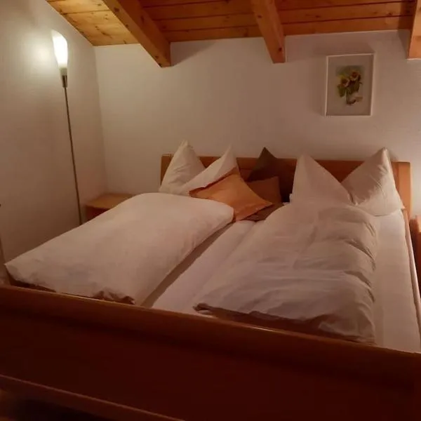 Vermiete ein Doppelzimmer in einem Holzhaus，位于沃尔富特的酒店