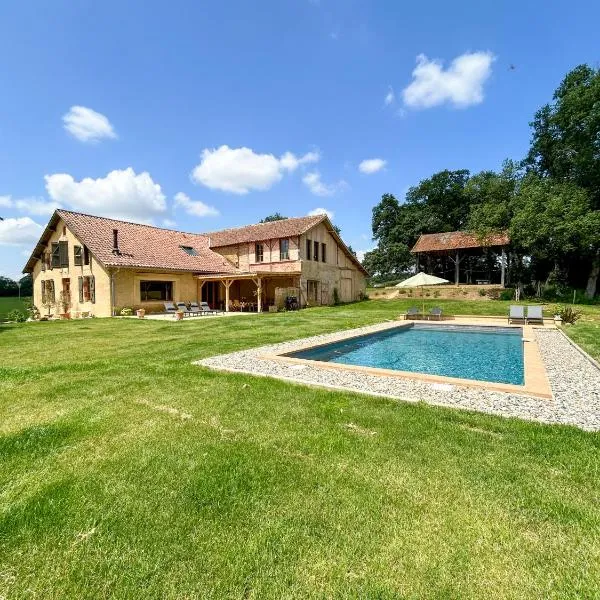 Maison Puchouaou Gîte 8 ou 12 personnes avec piscine privée，位于Montesquiou的酒店