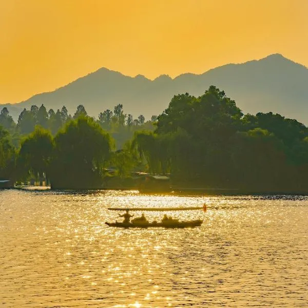 Nost algia S Hotel In the West Lake scenic area-,Lingyin Temple, Leifeng Tower, Children's playground, Free night snack, Free laundry, English communication well, Free travel advice，位于杭州的酒店