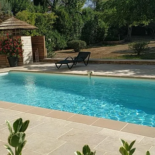 Haut de Villa VERDUREVE location de vacances，位于弗雷瑞斯的酒店