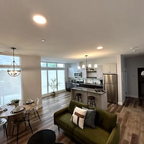 Beachview getaway at the New Carlyle 306 on the Main strip in Grand Bend，位于格兰湾的酒店