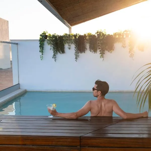 LeonAlba House Private Villa Private rooftop Private Pool Private Andalusian Courtyard Free Parking BBQ 8 Guests，位于科尔多瓦的酒店