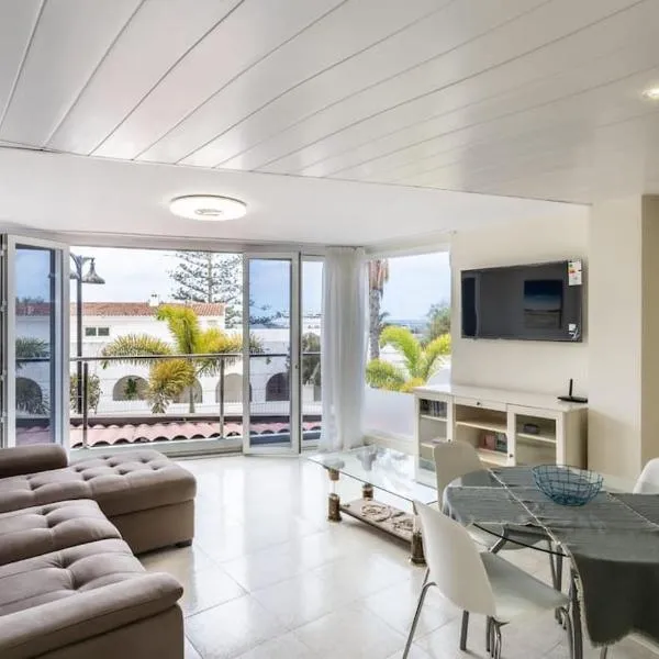 Apartment by the sea in Los Cristianos，位于洛斯克里斯蒂亚诺斯的酒店