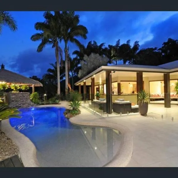 Luxury rainforest eyrie with panoramic views，位于Mossman的酒店