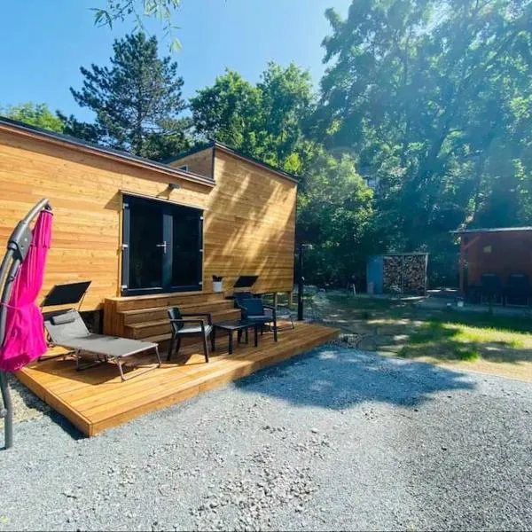 Glamping paradise with wellness，位于Dolní Břežany的酒店