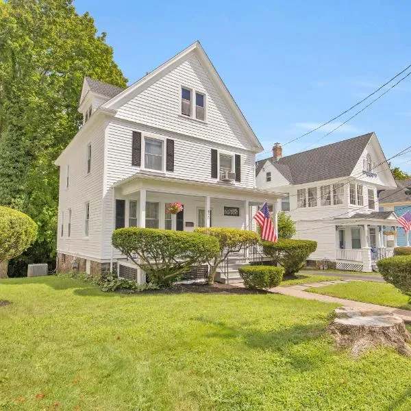 Charming New England Home in West Hartford Center，位于西哈特福德的酒店