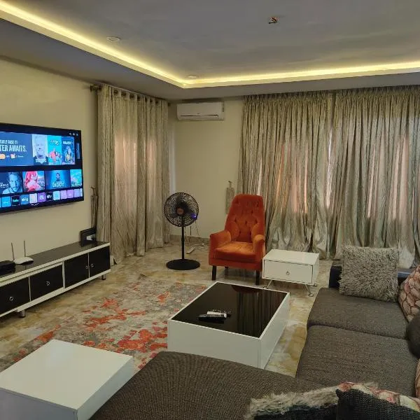 The Continental Apartment, 24hrs Power, Security, Cable TV, Solar Inverter，位于Garki的酒店