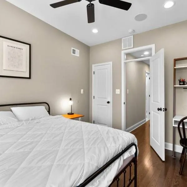 Federal Hill Luxury with Parking & Harbor View Rooftop，位于Fells Point的酒店