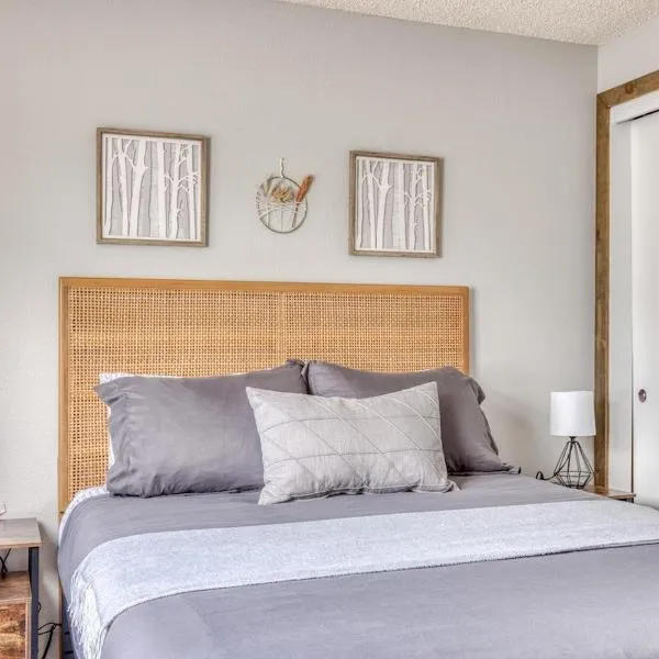 Thunderhead Lodge Condo 204 - Modern Heated Pool & Games，位于加文门特营的酒店