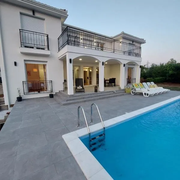 Villa Blanc - with Buna Riverside，位于Buna的酒店