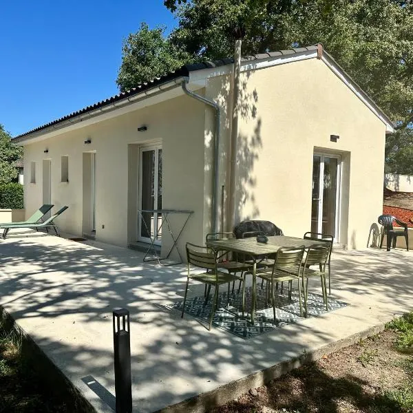 Maison neuve, cadre apaisant,jacuzzi et piscine，位于Planioles的酒店