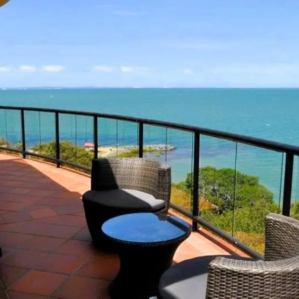 Sunset Sails Penthouse Redcliffe，位于雷德克利夫的酒店