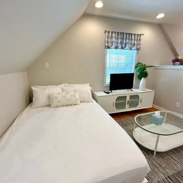 Cozy studio quiet，位于Trumbull的酒店