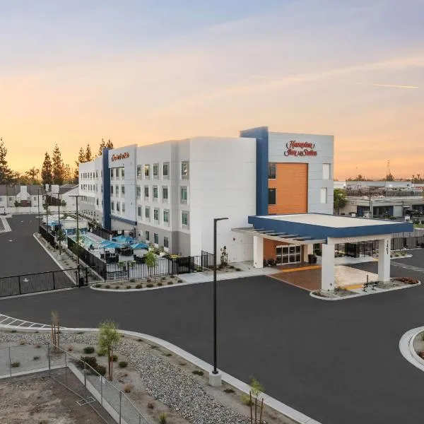Hampton Inn & Suites Bakersfield Central，位于贝克斯菲尔德的酒店