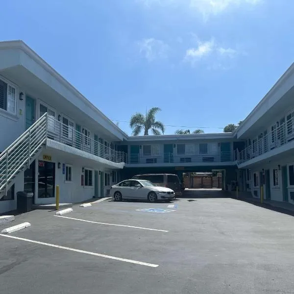 Super 8 by Wyndham Oceanside Downtown，位于奥欣赛德的酒店