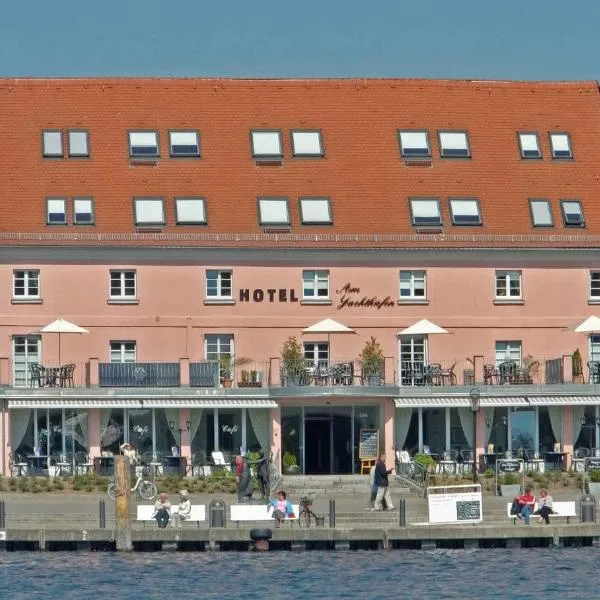 Hotel Am Yachthafen，位于Warenshof的酒店