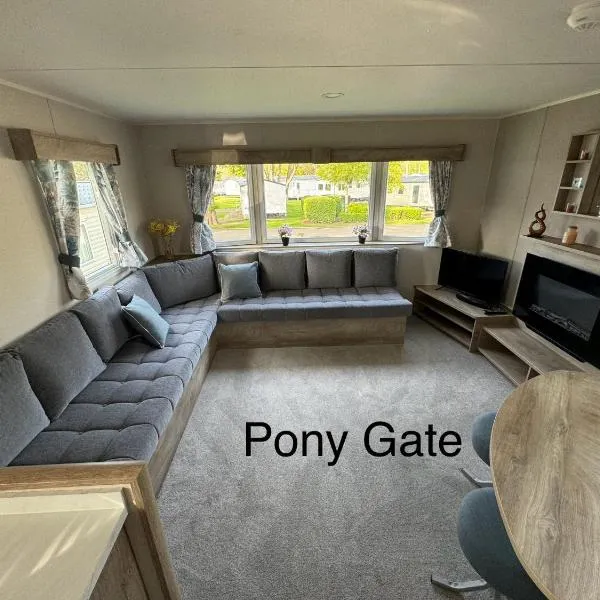 Haggerston Castle - Caravan - Sleeps 6 - Parking，位于特维德上游的贝里克的酒店
