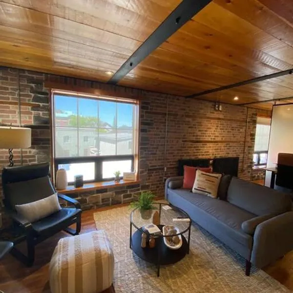 The Lofts #3 - Cozy downtown studio getaway，位于金斯顿的酒店