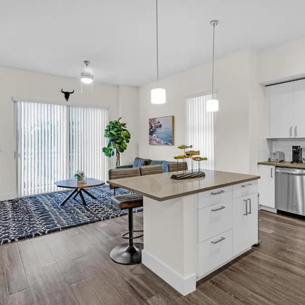 Bright and Airy 2 Bed on Biscayne Blvd with Free Park，位于迈阿密的酒店