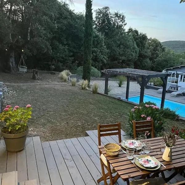 Studio Les Chênes Verts proche Gorges de l'Ardèche，位于Labastide-de-Virac的酒店
