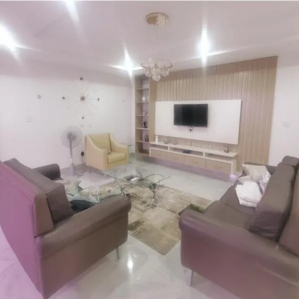 E6 Apartment with 24hrs Electricity, Netflix, Security, Cable TV, Solar Inverter, Washing machine and Fully Equipped Kitchen，位于Aso的酒店